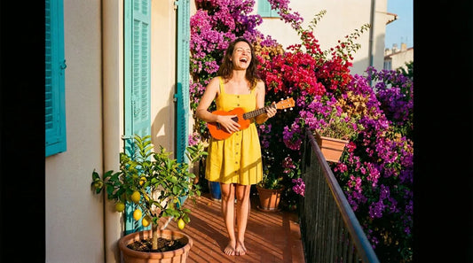 Femme riant et chantant à pleine voix sur un balcon ensoleillé de Marseille, ukulélé orange pressé contre sa poitrine, bougainvilliers fuchsia et volets turquoise en arrière-plan