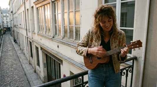 Main droite d'une femme en train de strummer les cordes d'un ukulélé soprano, geste fluide et naturel, lumière dorée