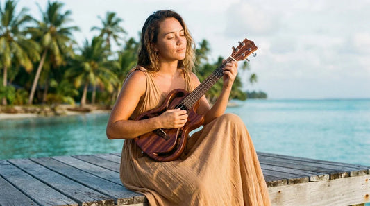 Ukulélé tahitien à corps plein posé sur une table en bois avec fond de végétation tropicale, lumière naturelle chaude